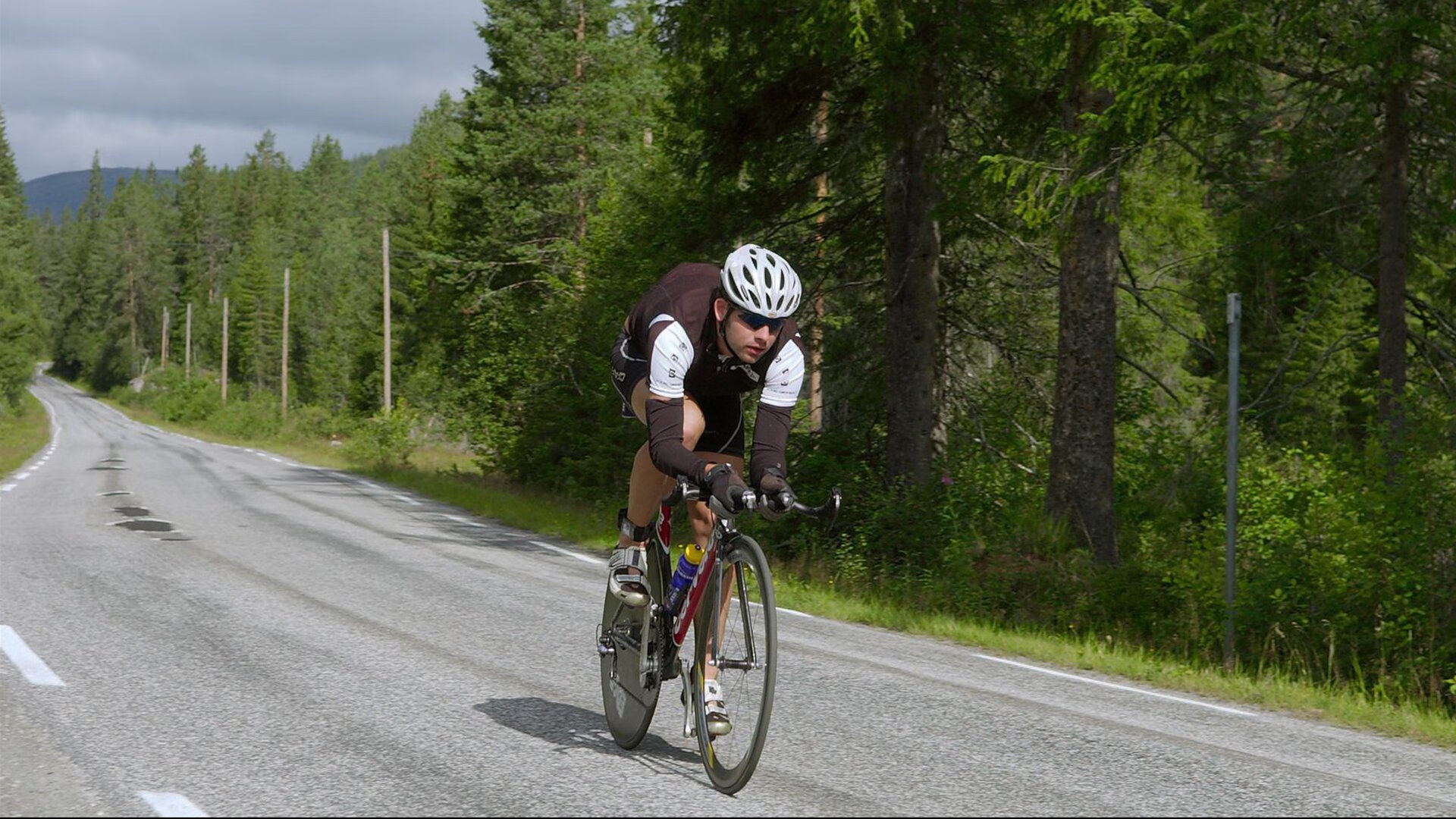 利拉德撕裂沉默，活塞觉醒，当焦点战照见篮球的两种真相